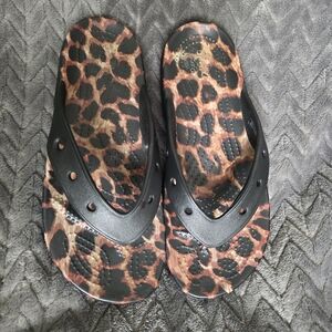CROCS Leopard Pront Sole With Black Straps